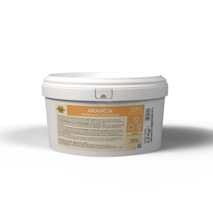 Pot en plastique blanc étiqueté "Marmelade d'Orange/Marmalade 50%," poids net 2,8 Kg, fond blanc.