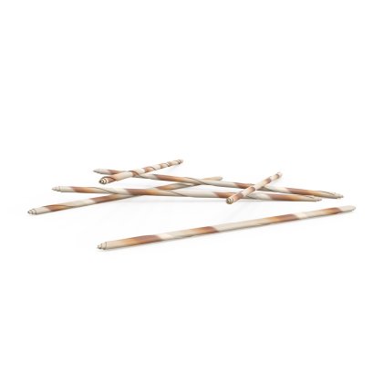 Cinq fines baguettes en bois au motif marbré brun et crème, éparpillées sur fond blanc