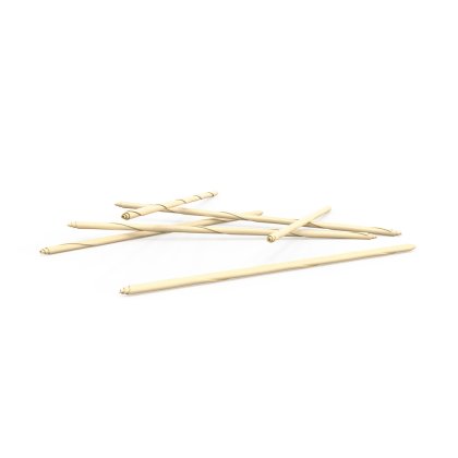 Un tas de fines baguettes en bois couleur crème, certaines torsadées, éparpillées sur fond blanc