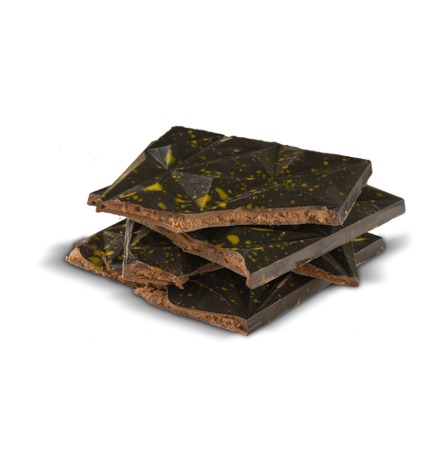 Morceaux empilés de chocolat noir à surface brillante facettée, parsemés de touches jaunes, fond blanc