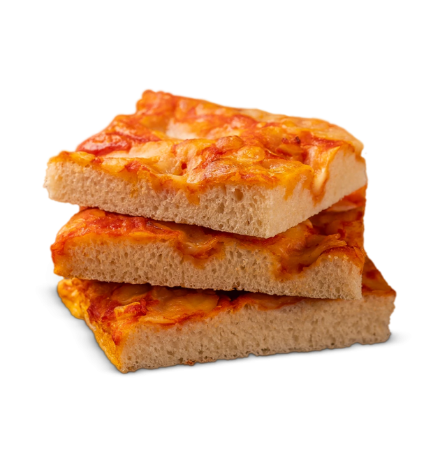 Trois épaisses parts carrées de pizza façon sicilienne avec sauce tomate et fromage fondu, empilées sur fond blanc.