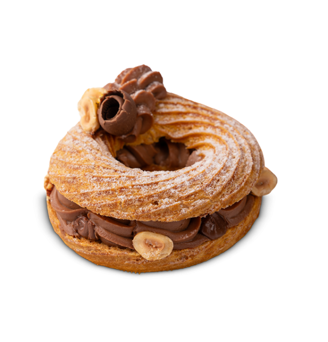 Paris-Brest en forme d'anneau garni de crème chocolat-noisette, décoré d'une volute de chocolat et de noisettes entières