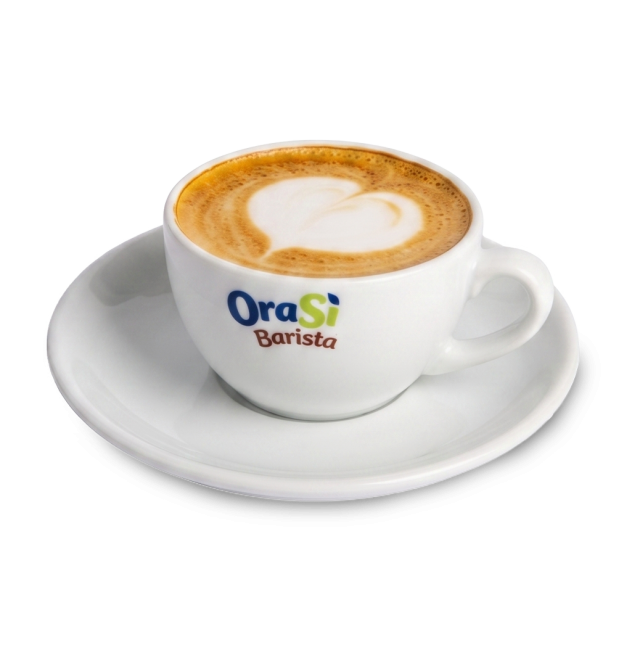 Tasse de cappuccino blanche avec latte art en forme de cœur, étiquette "OraSì Barista", sur soucoupe assortie, fond b...