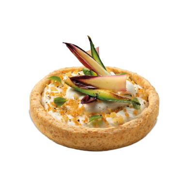 Tarte salée à la croûte dorée, garnie de fromage crémeux et de zestes d'agrumes, nappée de radicchio et de lamelles d...