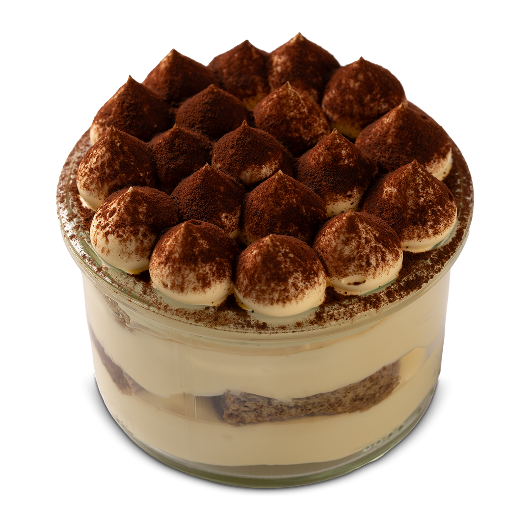 Tiramisu en verre transparent, garni de rangées de crème saupoudrée de cacao sur mascarpone et biscuits imbibés de café
