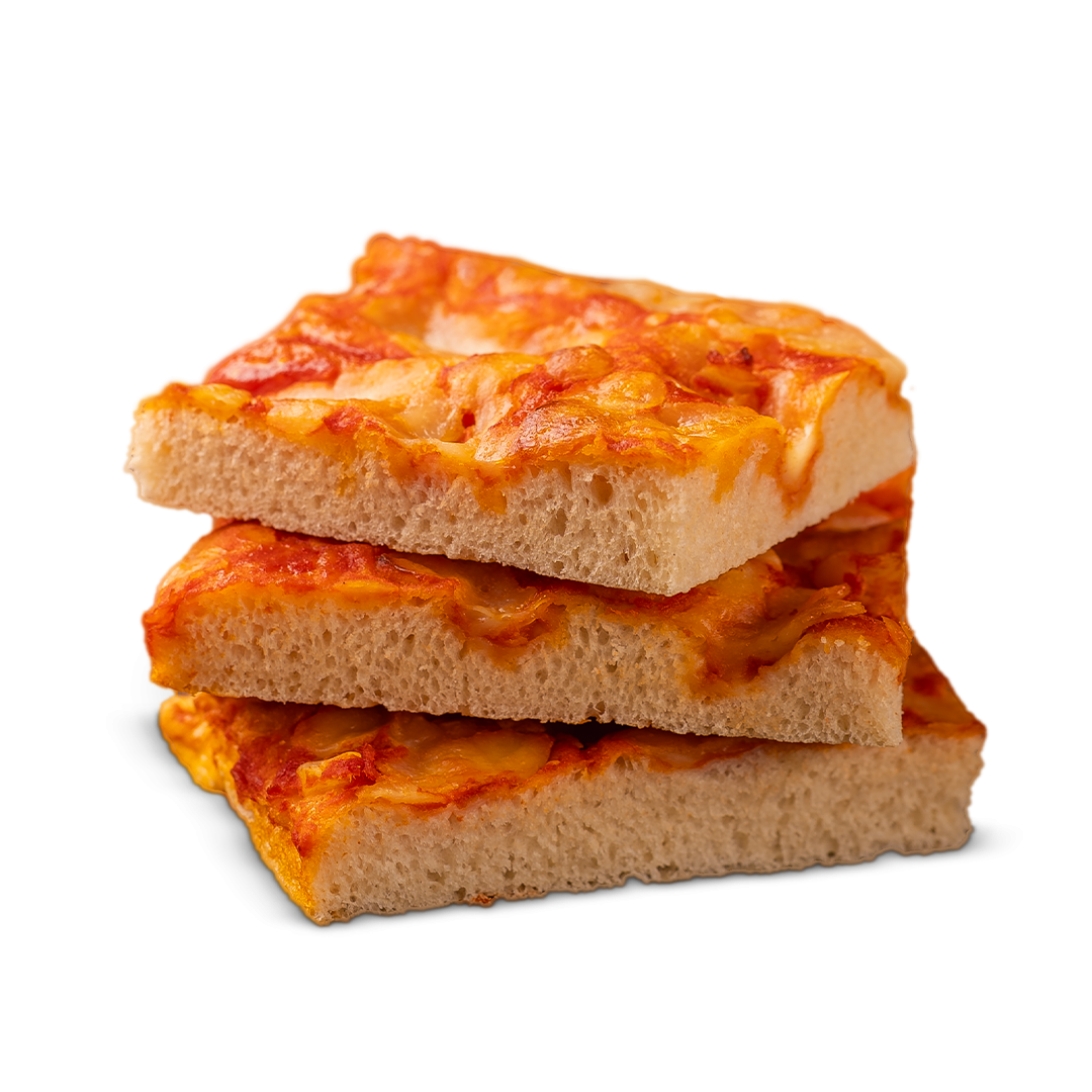 Trois épaisses parts carrées de pizza tomate et fromage empilées sur fond blanc