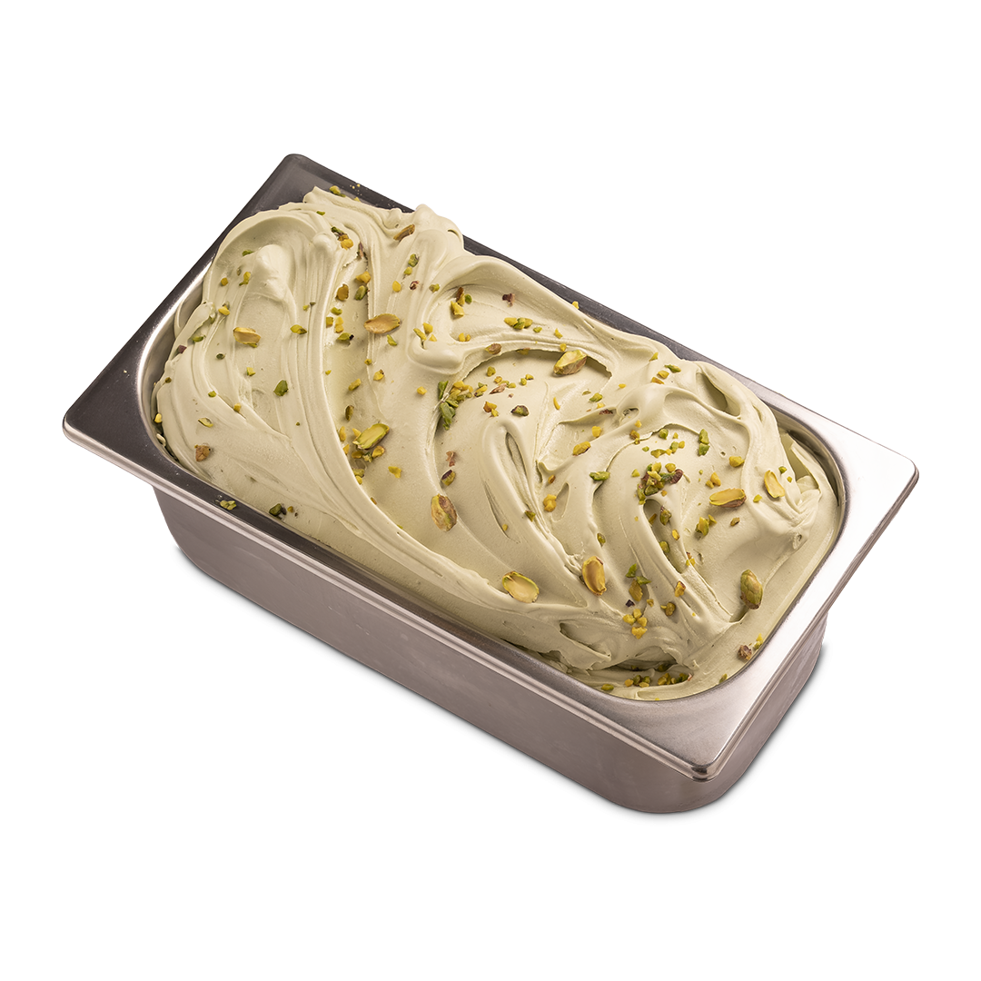 Bac métallique rectangulaire de gelato à la pistache en tourbillon, garni de pistaches concassées, fond blanc