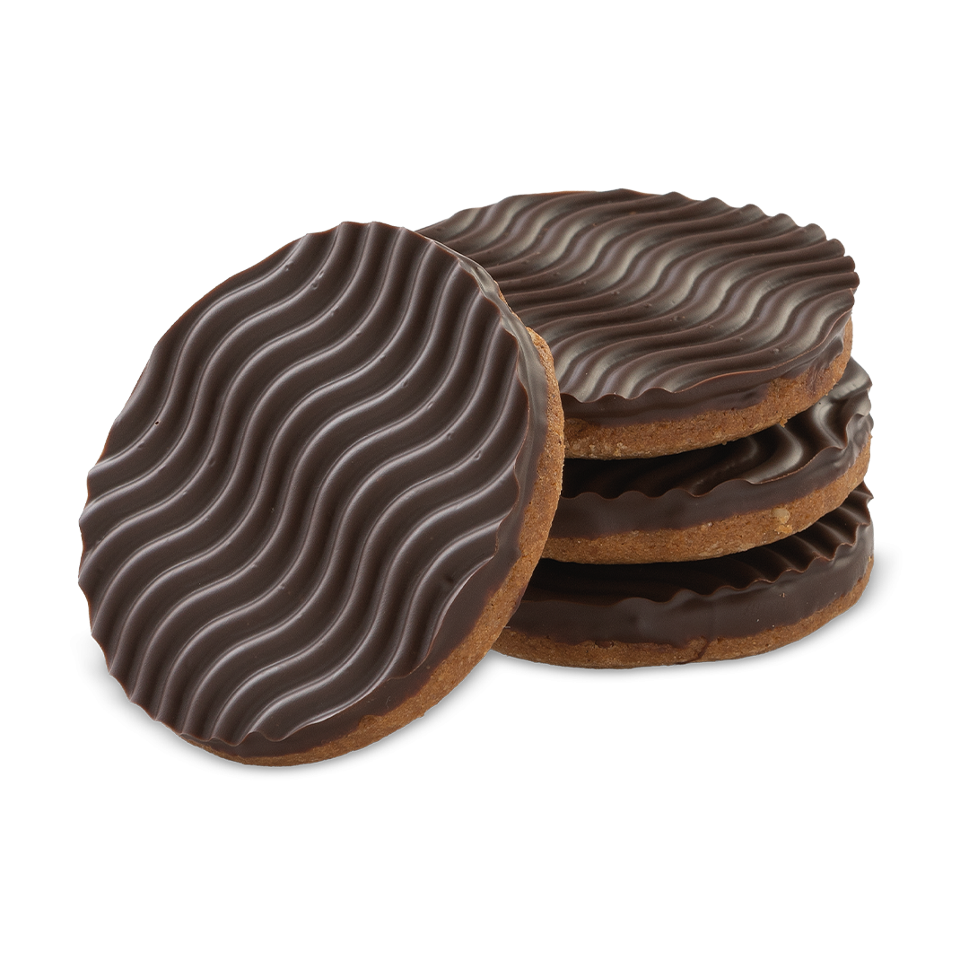 Biscuits ronds enrobés de chocolat noir à motif ondulé, empilés sur fond blanc