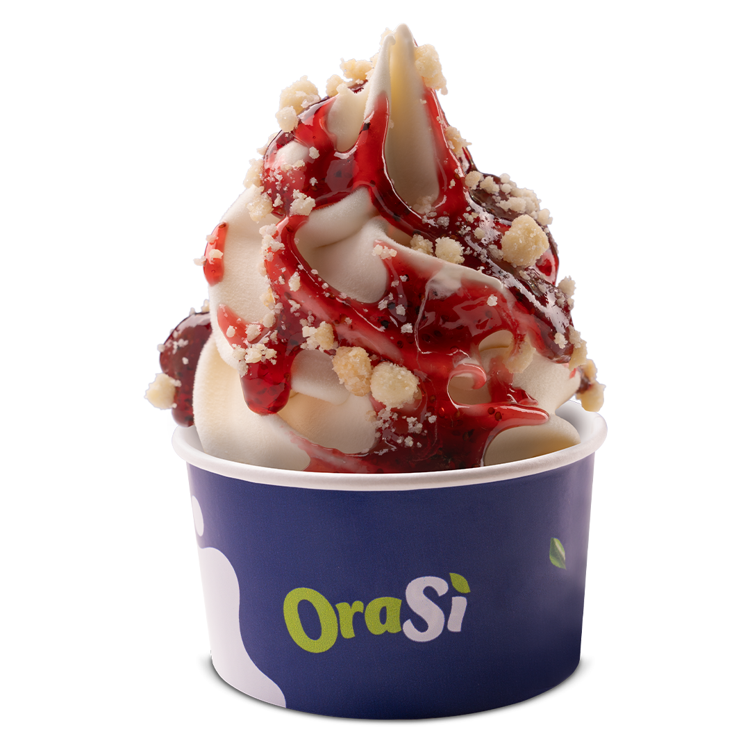 Yaourt glacé soft en spirale nappé de coulis de fruits rouges et éclats de biscuit dans un gobelet OraSì bleu