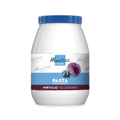 Pot en plastique blanc à couvercle bleu étiqueté Martini Gelato Pasta Mirtillo Blueberry, avec une boule de gelato my...