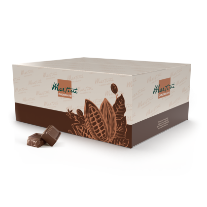 Boîte crème et marron de Martini Cioccolato ornée de cabosses de cacao, à côté de deux carrés de chocolat au lait.