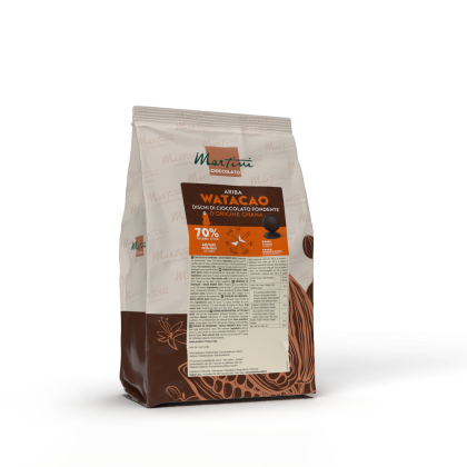 Sachet de pastilles de chocolat noir 70% Martini Cioccolato Ariba Watacao du Ghana, fond blanc.