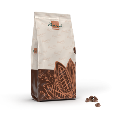 Sachet de Martini Cioccolato avec illustrations de cabosses de cacao, à côté d'un petit tas de pépites de chocolat.
