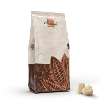 Sachet de pépites de chocolat blanc Martini Cioccolato avec illustrations de cabosses de cacao, à côté de deux morcea...