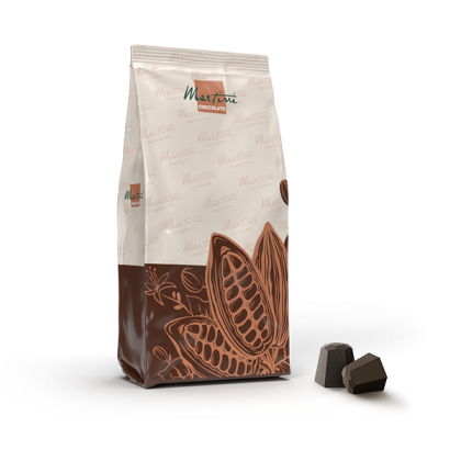 Emballage crème et marron de Martini Cioccolato avec illustrations de cabosses de cacao, à côté de deux chocolats noirs