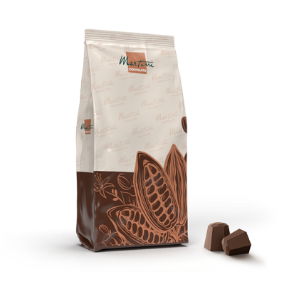 Sachet de chocolat Martini Cioccolato avec motif de cabosse de cacao, à côté de deux bonbons, fond blanc.