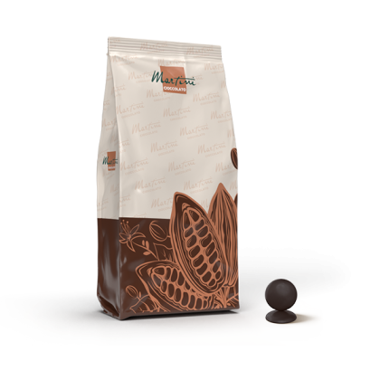 Sachet de pépites de chocolat Martini Cioccolato à motif de cabosse de cacao, à côté d'un palet de chocolat noir.