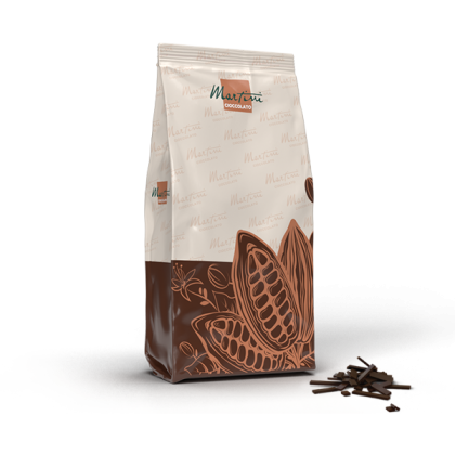 Sachet debout de Martini Cioccolato avec motifs de cabosses de cacao, à côté de chocolat noir haché.