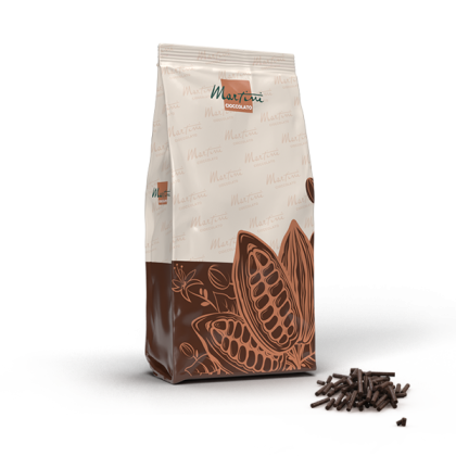 Sachet debout de chocolat de la marque Martini Cioccolato avec des cabosses de cacao, à côté de copeaux de chocolat.
