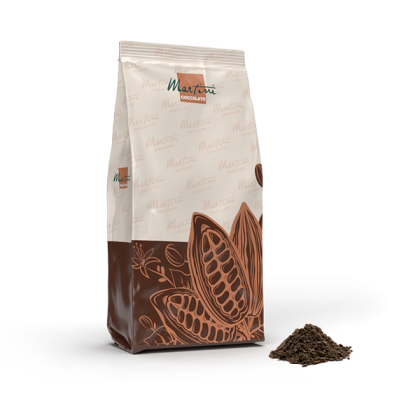 Sachet de cacao en poudre Martini Cioccolato avec illustration d'une cabosse de cacao, à côté d'un petit tas de cacao...
