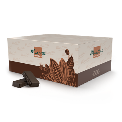 Boîte crème et marron de Martini Cioccolato avec motifs de cabosses de cacao, près de deux tablettes de chocolat noir...