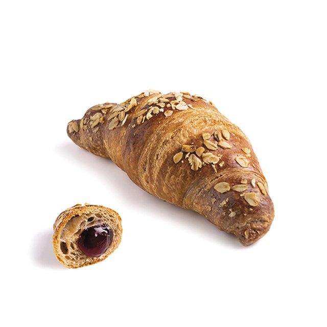 Croissant garni d'avoine avec un petit morceau coupé révélant une garniture de confiture de baies foncées, sur fond b...