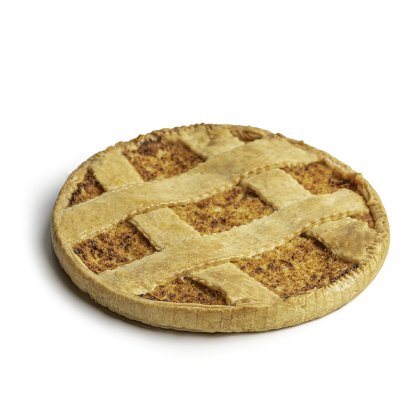 Tarte ronde à croûte tressée dorée, cuite, sur fond blanc