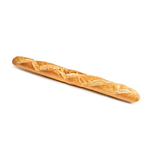 Une baguette française à la croûte dorée et aux entailles diagonales, posée en diagonale sur fond blanc