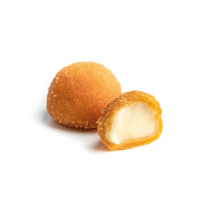 Deux boules de fromage frites et dorées, une entière et une coupée montrant le fromage fondu, fond blanc