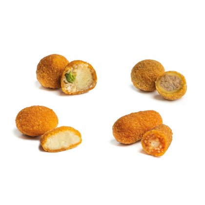 Quatre croquettes panées et frites, entières et coupées en deux, avec des garnitures de fromage, viande et sauce tomate.