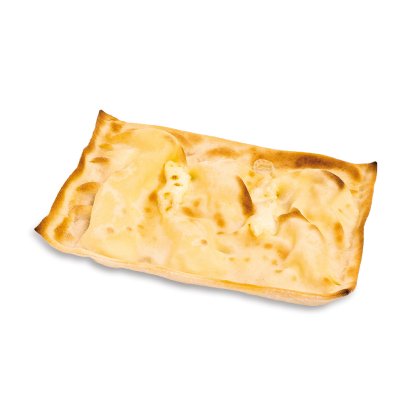 Pain plat rectangulaire fourré au fromage fondu, croûte dorée et boursouflée, fond blanc.