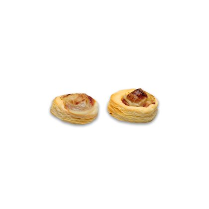 Deux coupelles rondes en pâte feuilletée dorée et croustillante, garniture salée, fond blanc
