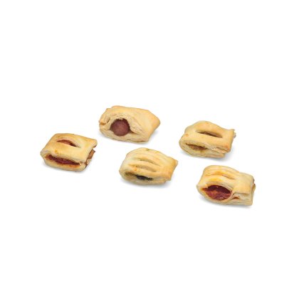 Cinq roulés de pâte feuilletée cuits avec garnitures visibles, dont saucisse et confiture, sur fond blanc.