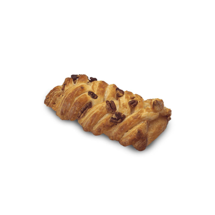 Pâtisserie tressée dorée avec éclats de noix de pécan, fond blanc