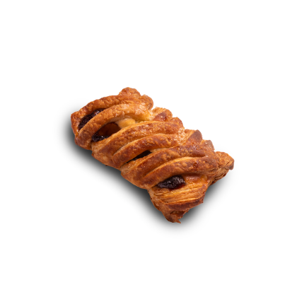 tresse de pâte feuilletée dorée laissant apparaître une garniture de fruits foncés, fond blanc