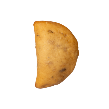 pâtisserie frite en forme de demi-lune dorée ou samosa sur fond blanc