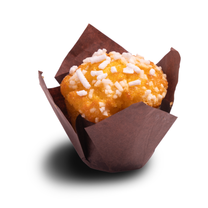 Muffin doré garni de perles de sucre blanches, enveloppé dans une caissette tulipe marron, fond blanc.