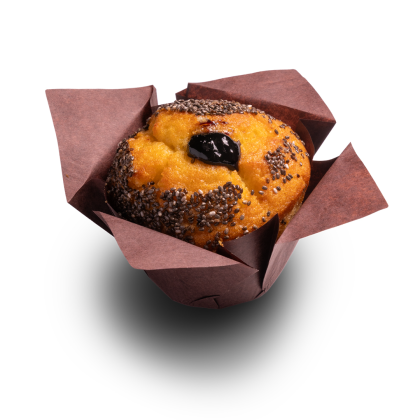 Muffin doré aux bords de graines de chia et une touche de confiture foncée, dans une caissette en papier brun, fond b...