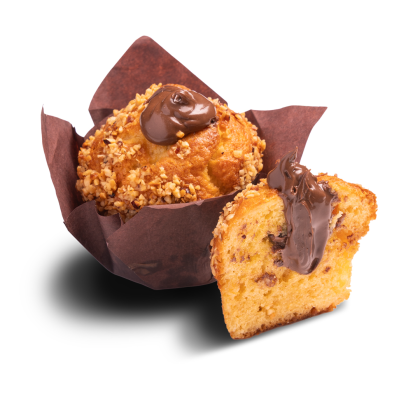 Muffin croustillant aux noisettes dans un emballage papier brun, garni de pâte à tartiner chocolat-noisette, avec une...
