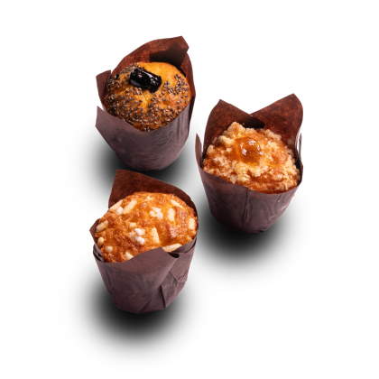 Trois muffins en caissettes tulipe marron : pavot-fruits rouges, crumble-confiture et amandes, fond blanc.