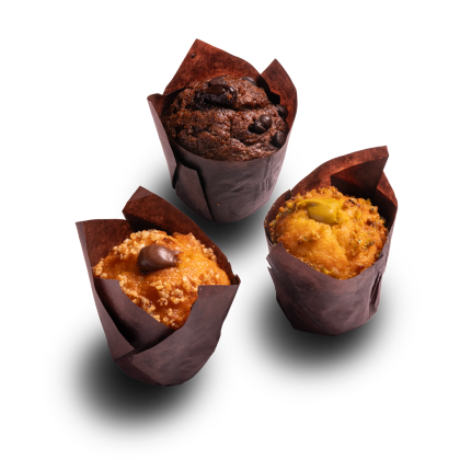 Trois muffins en caissettes marron : pépites de chocolat, caramel au chocolat et pistache, fond blanc
