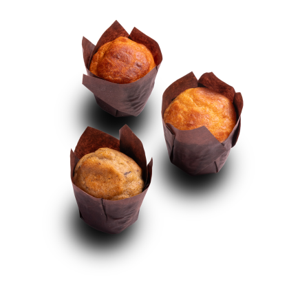 Trois muffins dans des caissettes en papier tulipe marron, sur fond blanc, deux dorés et un plus foncé.