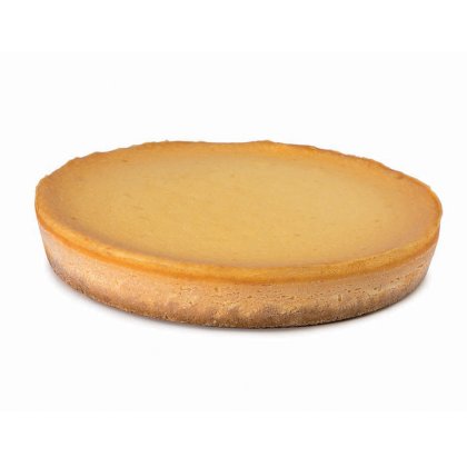 Cheesecake cuit rond à croûte dorée et garniture jaune pâle lisse, sur fond blanc uni.