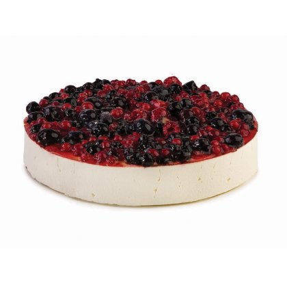 Cheesecake rond garni d'un mélange de baies : groseilles rouges, framboises et myrtilles, fond blanc