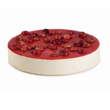 Cheesecake rond nappé d'un glaçage rouge brillant et de fruits rouges, part coupée visible, fond blanc
