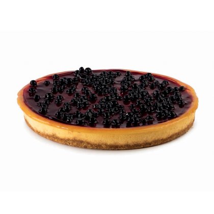 Cheesecake rond aux myrtilles avec croûte dorée, nappé de compotée brillante de fruits rouges foncés, fond blanc