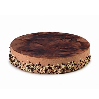Gâteau mousse au chocolat rond, ganache marbrée sur le dessus, bords enrobés de crumble chocolat et fruits à coque