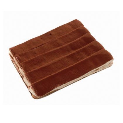 Part rectangulaire de tiramisu saupoudrée de cacao en rayures horizontales, garniture crémeuse, fond blanc