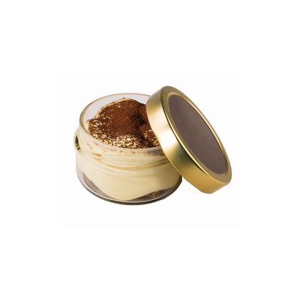 Pot en verre ouvert de tiramisu saupoudré de cacao, couvercle doré posé sur le côté, fond blanc.