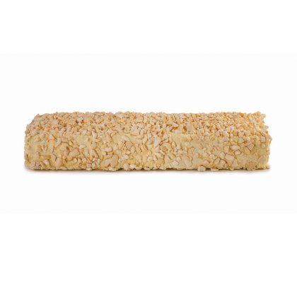 Barre de nougat rectangulaire enrobée d'amandes concassées, sur fond blanc uni.